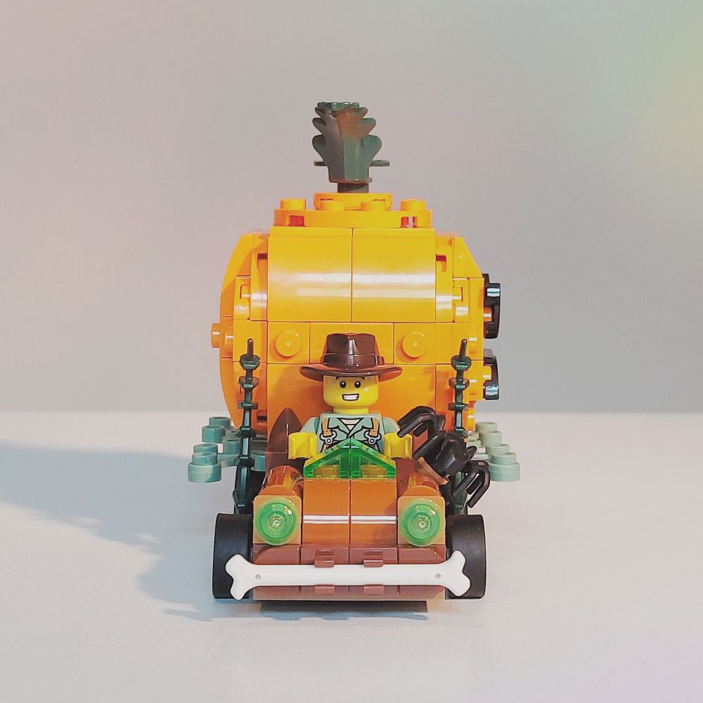 La camioneta de la primera imagen, mostrada de frente.