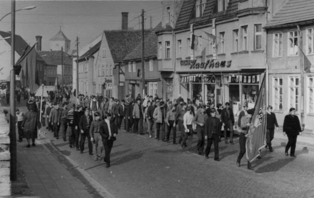 Foto: Feierlichkeiten der FDJ zum Tag der Republik in Friesack, 7.10.969
Source: Wikipedia, WikiCommons
https://de.wikipedia.org/wiki/Tag_der_Republik_(DDR)#/media/Datei:Friesack,_Tag_der_Republik,_Friesack_1969.jpg