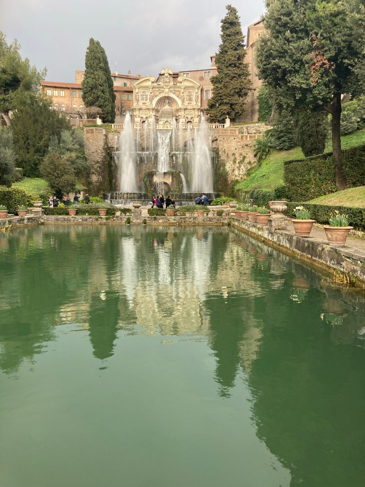 The villa seen from below reflected in a poil