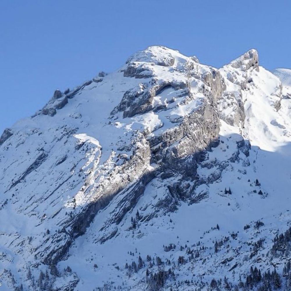 La Clusaz on Instagram: "Ça nous ferait presque mal aux yeux 😎❄️ 

#montagne #hautesavoie #p...