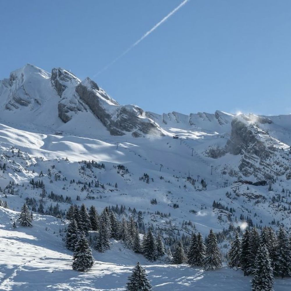 La Clusaz on Instagram: "On a commandé le soleil et la neige, ils sont en cours d’acheminement ��...