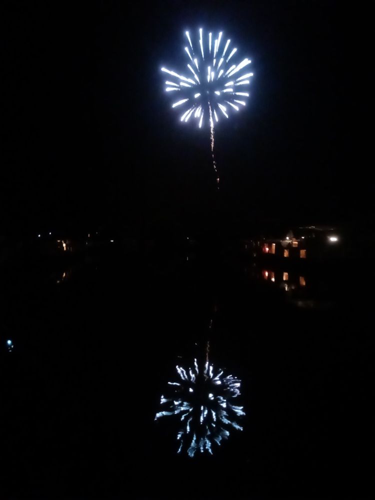Vuurwerk dat weerspiegelt op het water