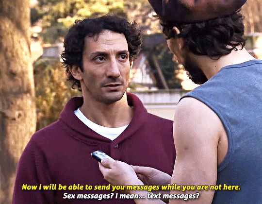 Tony : Je pourrais vous envoyer des messages pendant votre absence.
Segundo : Des sexto-des textos ?