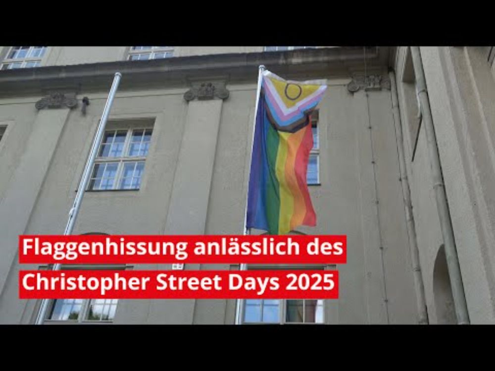 Flaggenhissung anlässlich des Christopher Street Days 2025 am Rathaus Treptow - Treptow-Köpenick