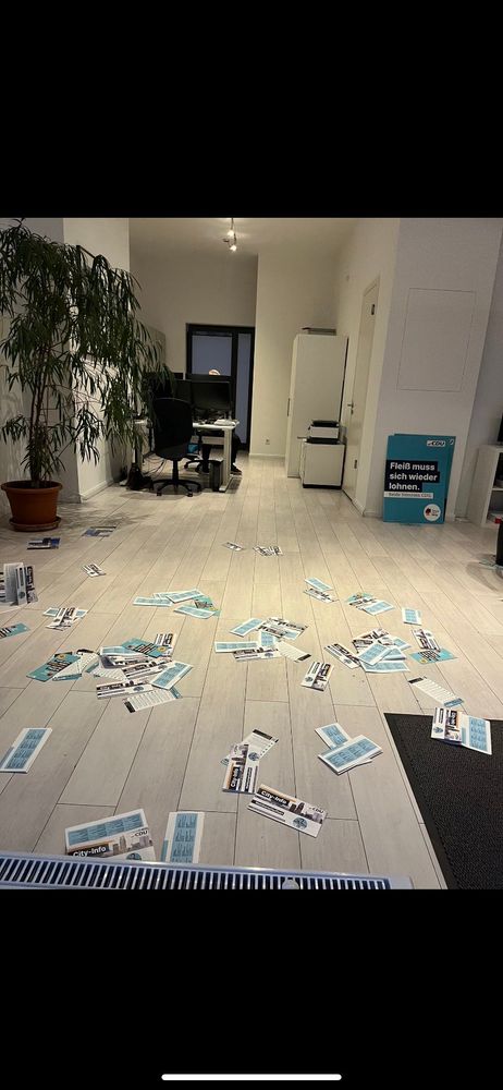 Vermutlich der Eingangsbereich der CDU Zentrale Berlin, außer auf dem Boden liegenden CDU Flyern scheint kein Schaden entstanden zu sein