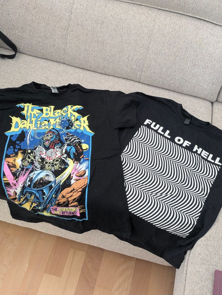 Zwei Shirts auf dem Sofa, links ein Black Dahlia Murder Shirt, darauf ein Gorilla, im Black Dahlia Murder Shirt und ein Ufo mit den Bandmitgliedern, recht ein Full Of Hell-Shirt, mit verwirrenden Wellen drauf, wie ne optische Täuschung. 