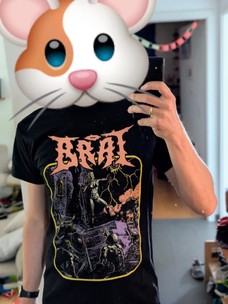 Selfie von mir, Mauseemoji vorm Gesicht im Brat-Shirt, darauf eine Kriegerin (?) und Skelett-Soldaten. 
