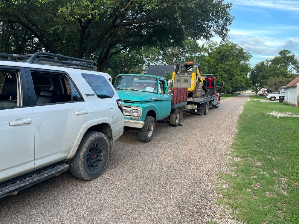 Back at the house with the 4runner ready to pull the truck back into the yard. 