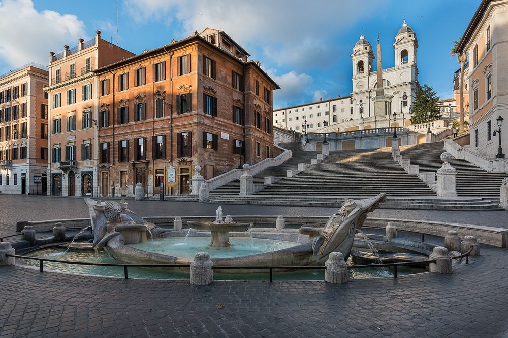 Piazza di Spagna. View over Fontana della Barcaccia to the Spanish Steps and the facade of Trinita del Monti. Photo: Marcello Leotta