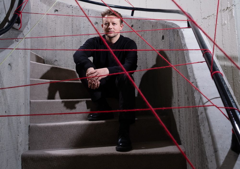 Forscher im Netz: Philipp Lorenz-Spreen ergründet die Grundlagen für Hass und Desinformation im Netz. Foto: © Gesine Born für MPG