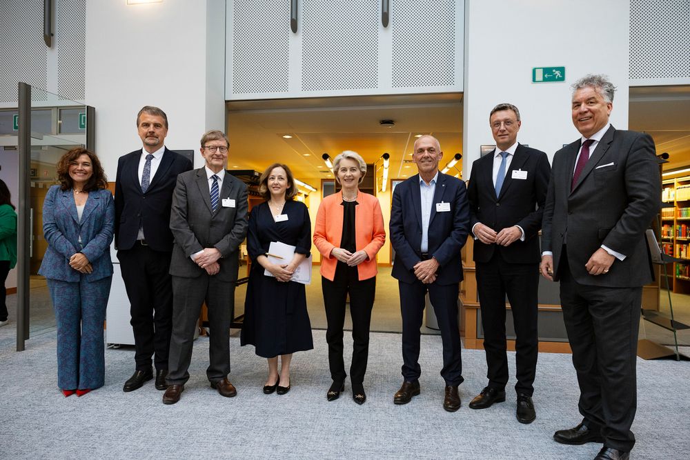 From left to right: Lina Gálvez Muñoz (MEP & STOA Vice-Chair), Ivars Ijabs (MEP & STOA Vice-Chair), Otmar D. Wiestler (Helmholtz), Eloísa del Pino Matute (CSIC), Ursula von der Leyen (EU-Kommission), Antoine Petit (CNRS), Patrick Cramer (Max-Planck-Gesellschaft), Christian Ehler (MEP & STOA Chair). Credit: European Union 2025 - Source : EP.