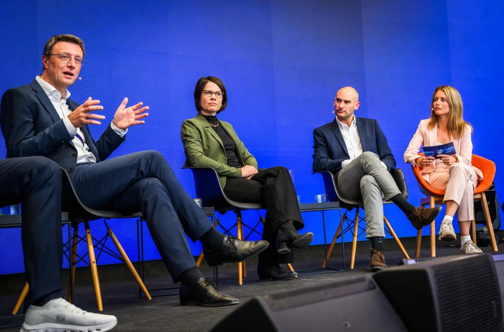 From left to right: Max Planck President Patrick Cramer, Tina Klüwer from the German Federal Ministry of Education and Research (BMBF), Danyal Bayaz, Finance Minister of Baden-Württemberg  & Amelie Weber, moderator of the panel.