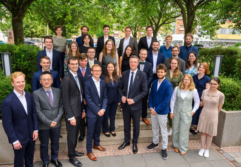 Every year, the Max Planck Society awards the Otto Hahn Medal and 7,500 euros of prize money to its best junior scientists - mostly for achievements in connection with their doctorates. Particularly outstanding doctoral students even have the chance to win the Otto Hahn Award. It comes with the chance to run their own research project at a Max Planck Institute of their choice, and it is intended to encourage them to pursue their career in Germany.