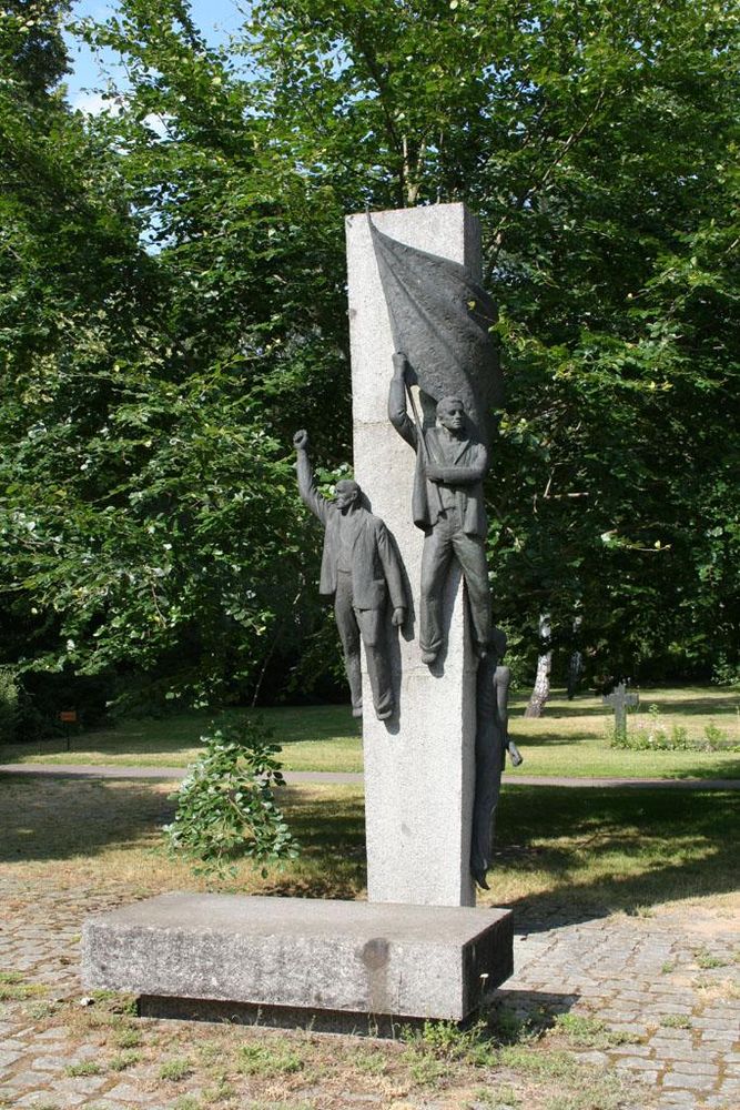 Gerhard Thieme: Revolutionäre Kämpfer (1981), Berlin-Baumschulenweg. 
Ehrenhain für antifaschistische Widerstandskämpfer und Kämpfer für den Aufbau des Sozialismus.