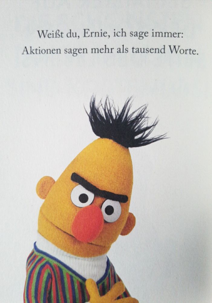 Bert spricht zu Ernie.