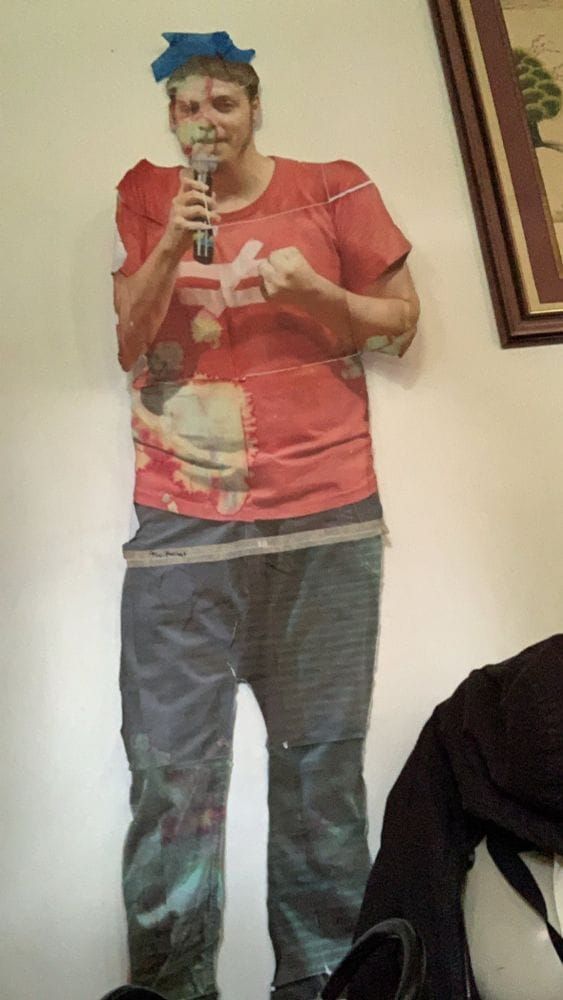 foto do Fábio Porchat impressa e colada na parede com áreas manchadas principalmente na região da barriga e do rosto 