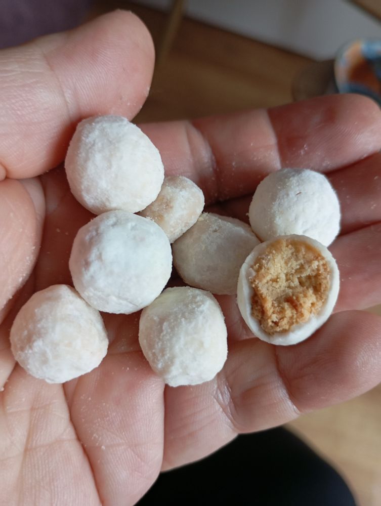 Des petites boules blanches dans la main