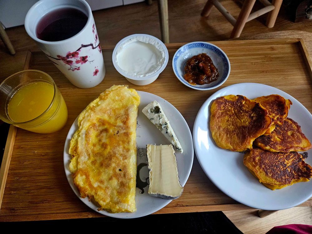 Orange pressée,  thé fruits rouges et épices,  crêpe à la feuille de riz, fromages, yaourt grec, pancakes potimarron  et confiture de Noël 