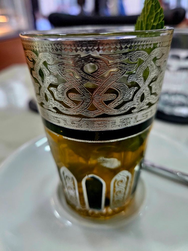 Verre décoré et thé dedans 