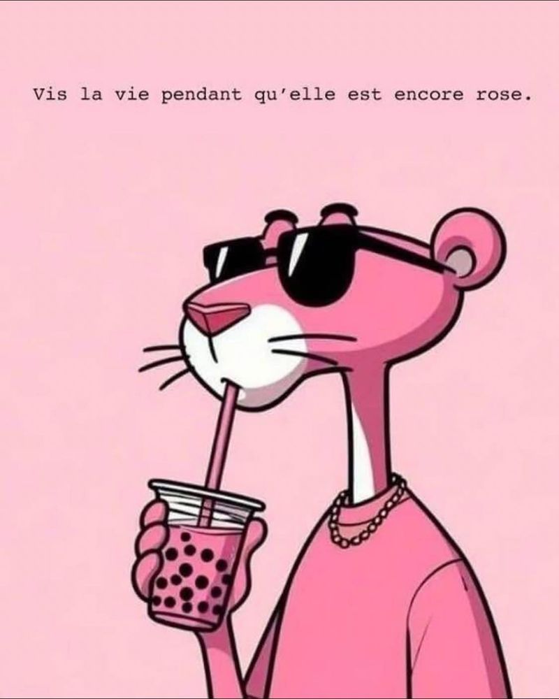 La panthère rose boit un bubble tea rose et voit la vie en rose 