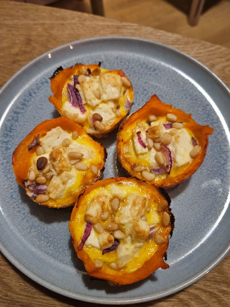 Assiette bleue et 4 muffins 