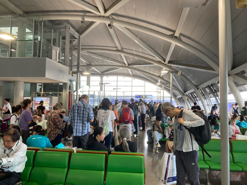 空港搭乗口、大混雑