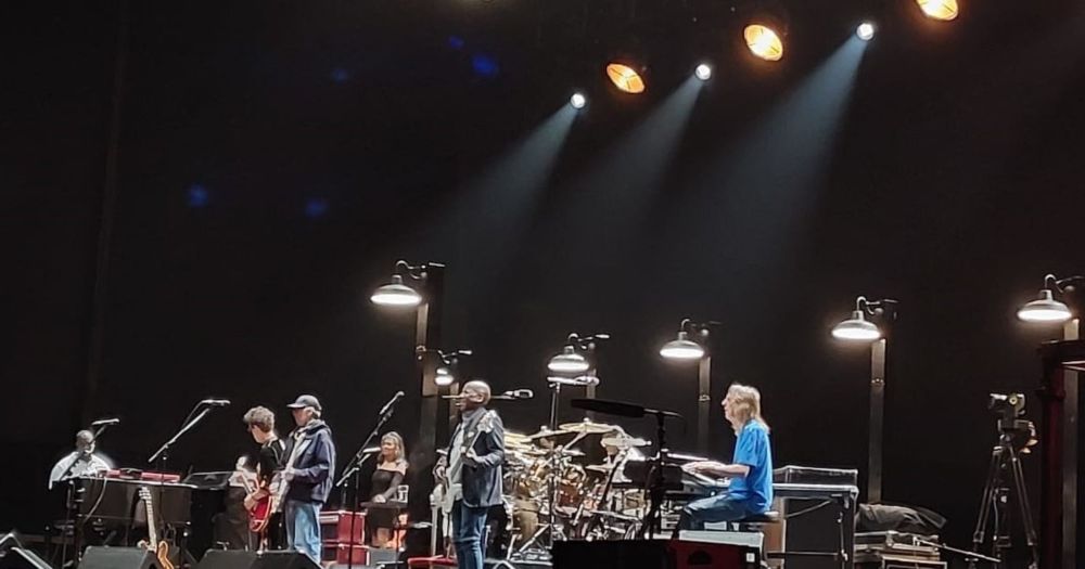 Aos 79 anos, Eric Clapton toca em SP para estádio lotado e faz público até chorar de emoção