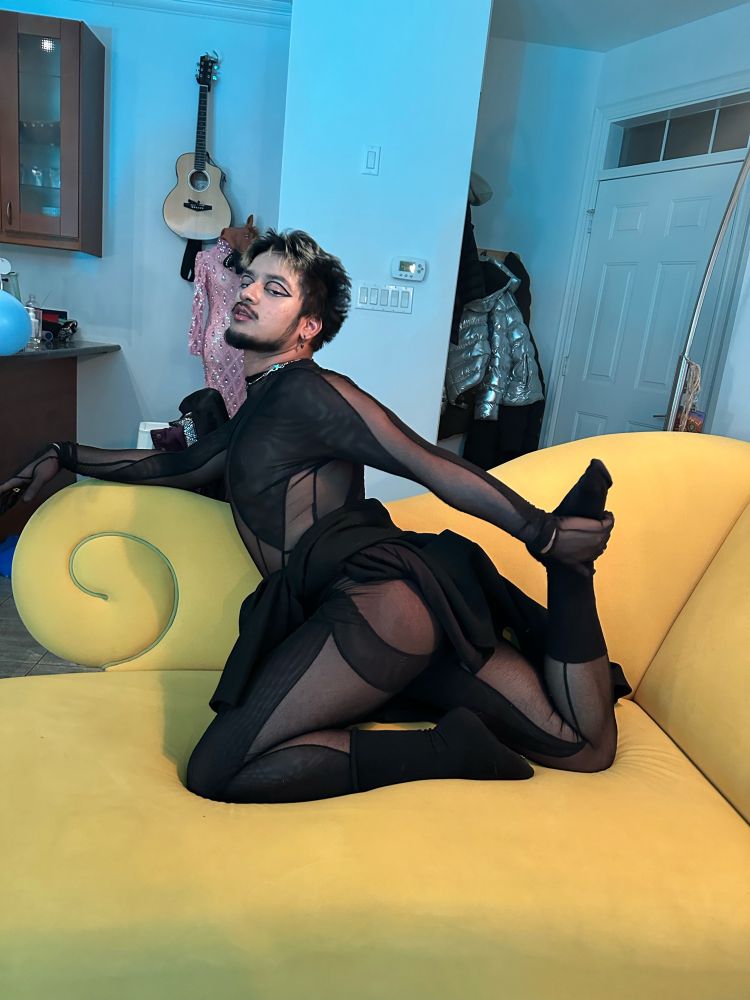 Domi serving Nosferatu teas