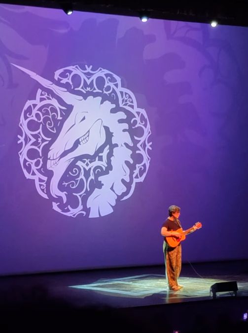 Rebecca Sugar tocando uma música autoral na cerimônia de encerramento