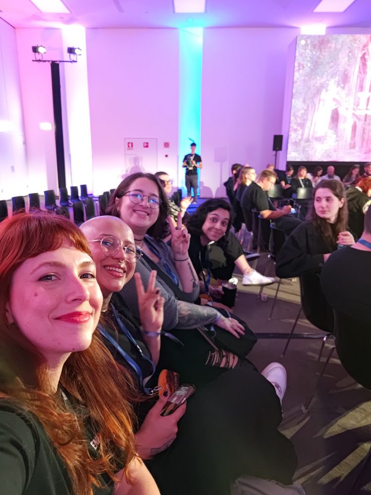 Eu e as meninas do BR na palestra do Iain McCaig: Lohany Titas, Isa Zolik, Giovana e Natalia