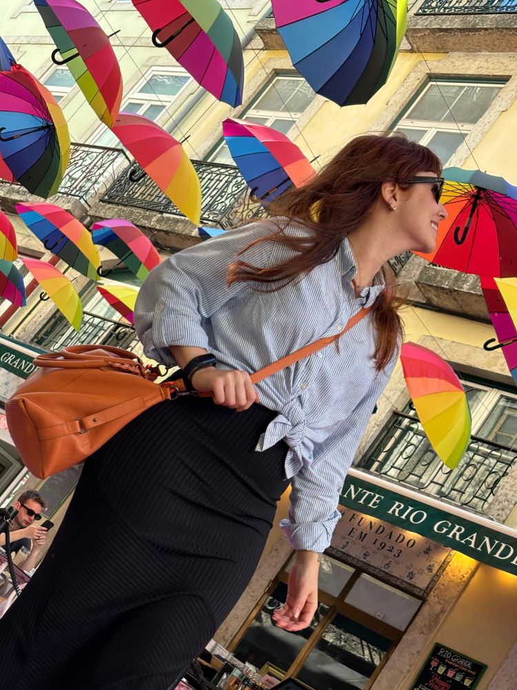 Rua rosa, eu e umas sombrinhas coloridas no teto