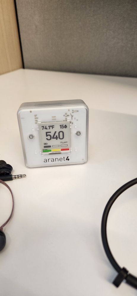 Aranet4 on a desk measuring the air quality. It shows 540, which is a very good measure. 
