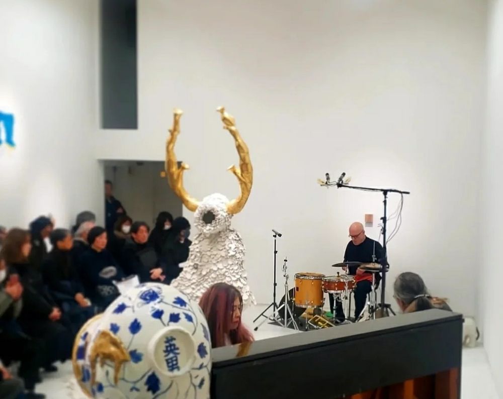 個展「からっぽに満たされる」会期中に、関連ライブ
があり31日(金)現場に行ってきました!

sara(.es)さんとRoger Turner
さんの即興のセッションが会場で行われる風景は、音が作品や空間と共振するようでとても興味深い体験でした🎹🥁🕳️


そんな大阪での個展もいよいよ8日までです!  
https://www.nomart.co.jp/exhibition/detail.php?exhCode=0213





#美術 #アート #ART #芸術#工芸 #彫刻 #高嶋英男 #写真 #やきもの #現代アート #現代美術 #ギャラリー #美術館 #東京 #うつわ #art #contemporaryart
