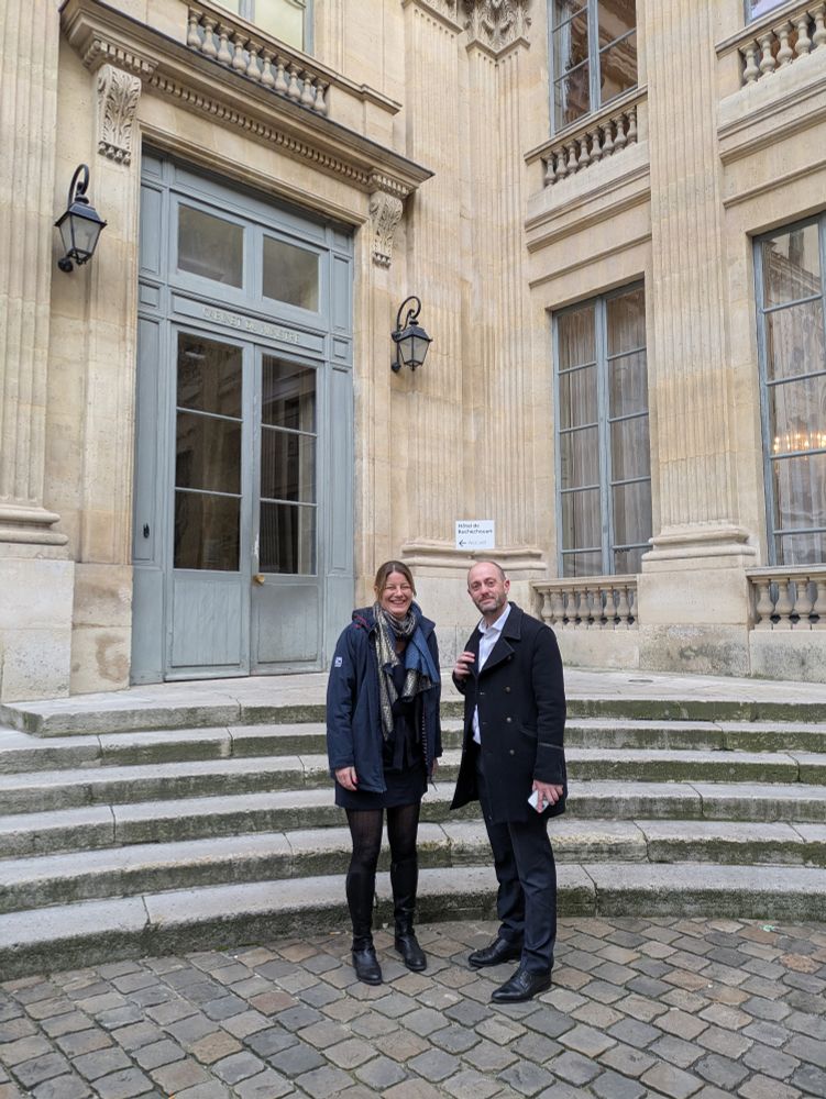 Émilie Kuchel et Benjamin Vételé dans la cour du ministère de l'Education nationale 