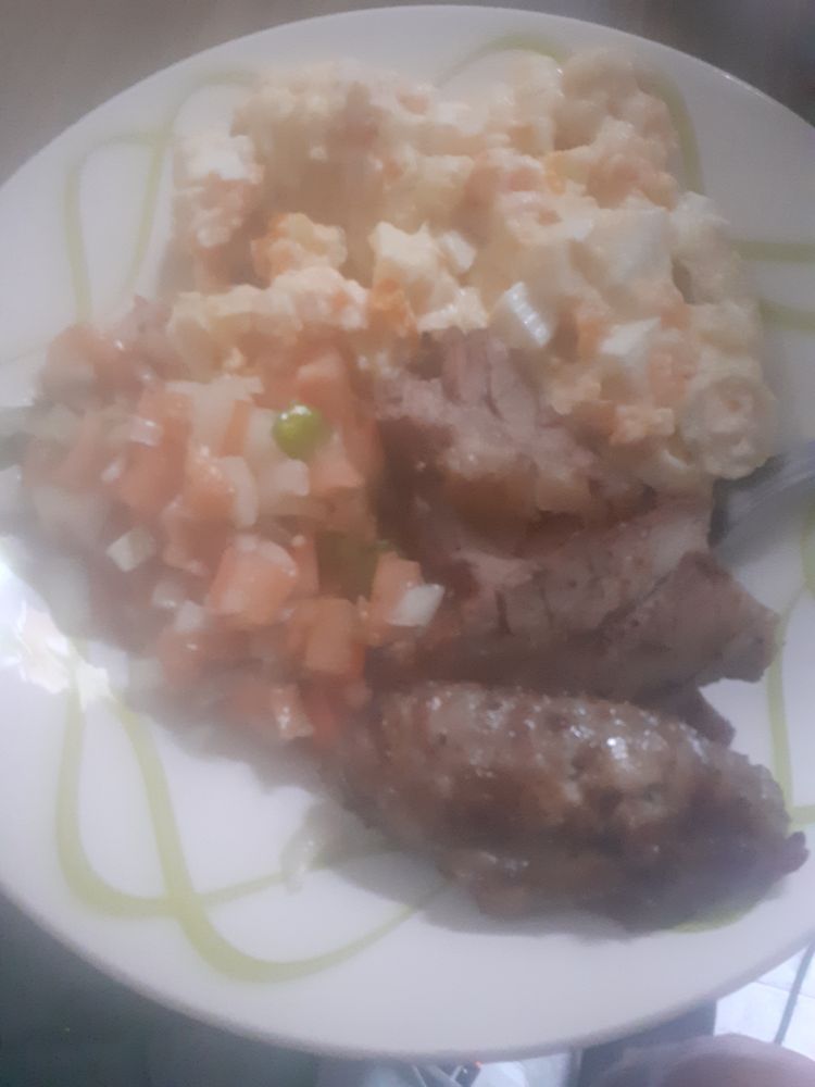 Prato fundo cheio de vinagrete, maio esse e churrasco