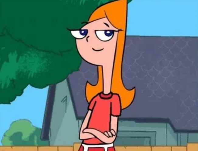 Candace Flynn do desenho Phineas e Ferb. Ela está de braços cruzados e sorrindo.
