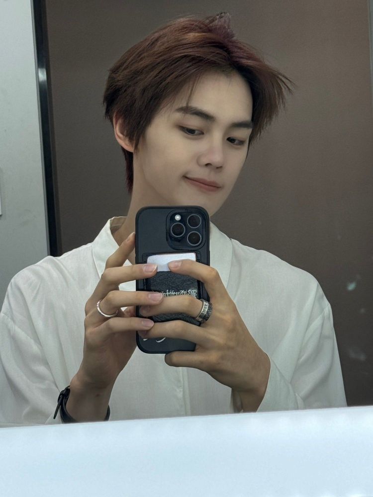 foto sem comentários da celebridade coreana kim gyuvin