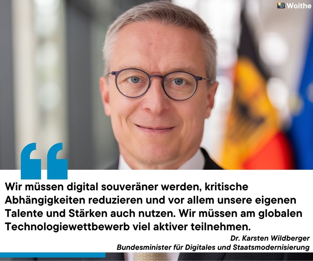 Sharepic mit einem Portrait von Bundesdigitalminister Dr. Karsten Wildberger, darauf das Zitat "Wir müssen digital souveräner werden, kritische Abhängigkeiten reduzieren und vor allem unsere eigenen Talente und Stärken auch nutzen. Wir müssen am globalen Technologiewettbewerb viel aktiver teilnehmen.