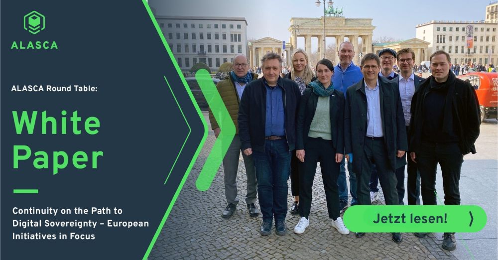 Gruppenfoto von neun Personen vor dem Brandenburger Tor in Berlin, aufgenommen bei Tageslicht. Links im Bild befindet sich eine dunkelblaue Fläche mit dem ALASCA-Logo und dem Text: „ALASCA Round Table: White Paper – Continuity on the Path to Digital Sovereignty – European Initiatives in Focus“. Unten rechts befindet sich ein grüner Button mit der Aufschrift „Jetzt lesen!“. Das Bild vermittelt den Eindruck eines professionellen Treffens oder Workshops zum Thema digitale Souveränität in Europa. 