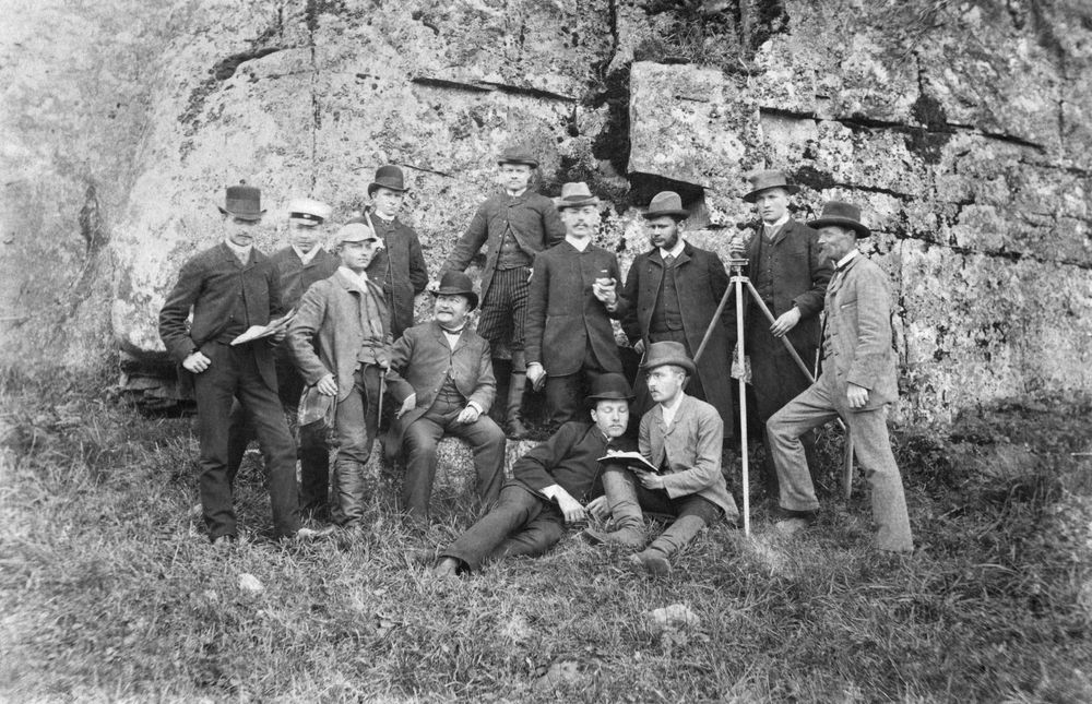 Vanha mustavalkokuva joukosta miehiä seisomassa kallion edessä.

Helsingin Geologinen Yhdistys retkellä Kaivopuiston kallioilla n. 1890. Henkilöt: tuntematon, G. Lisitzin, B. Frosterus, G. Komppa, A. Moberg (kivellä istumassa), Th. Stolpe, J. J. Sederholm, tuntematon, H. Berghell, A. J. Varén, T. Laitinen, V. L. Åkerblom.