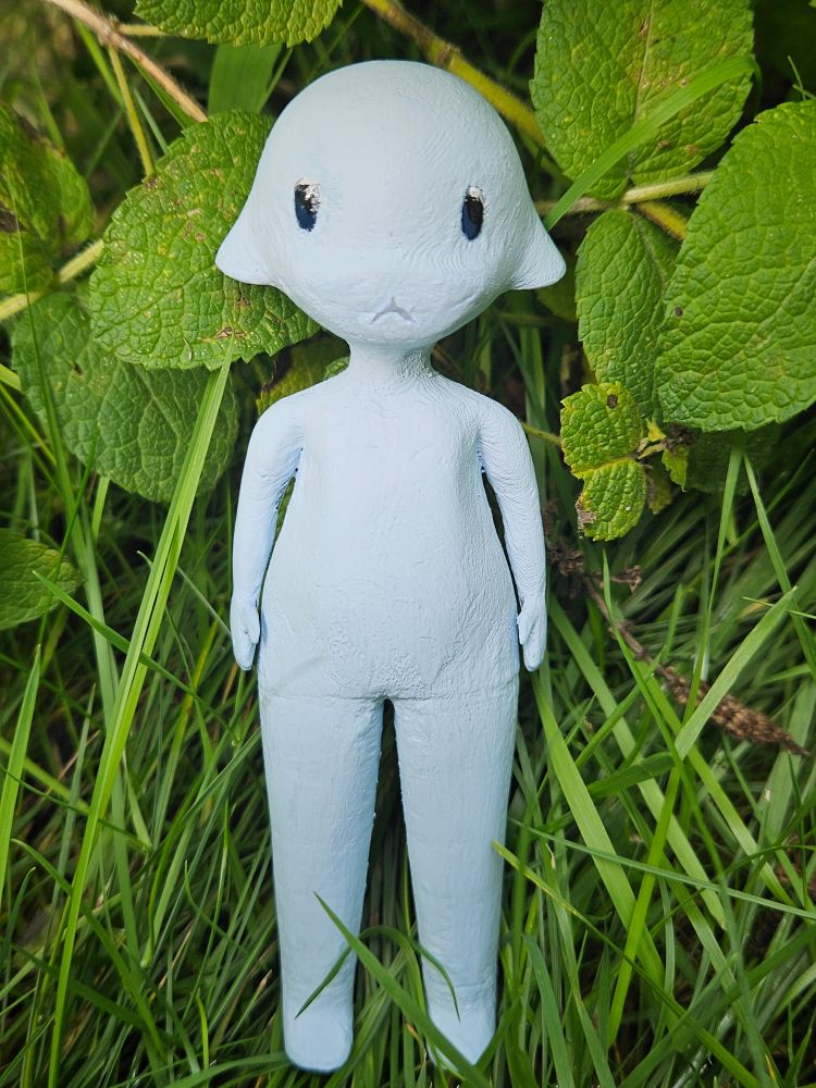 3d printed and painted figure of a blue grey humanoid creature propped up amongst grass and leaves.
#oc #ocsky #3dprinting