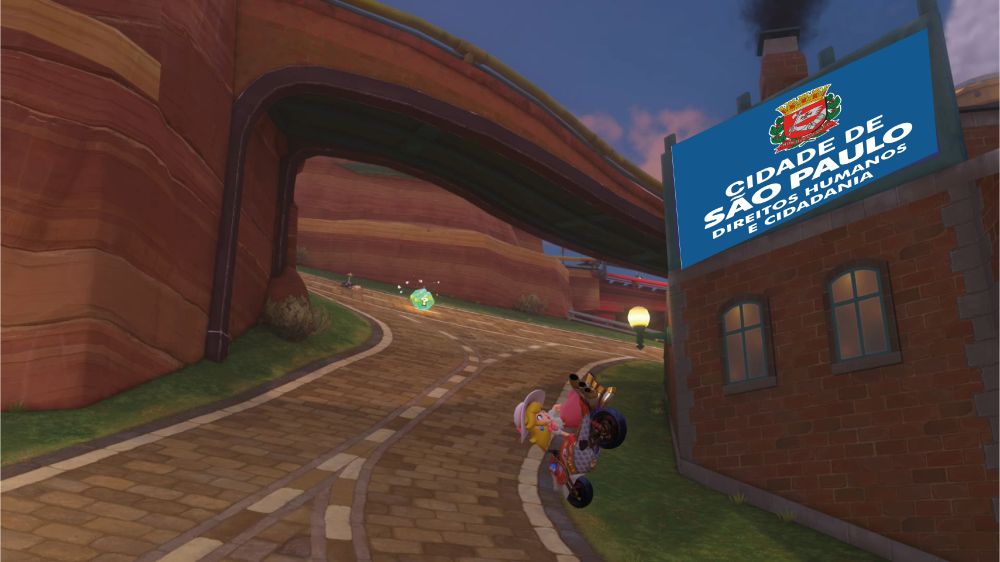print do jogo mario kart world, princesa peach fazendo manobra e letreiro ao fundo com logo da prefeitura de são paulo em outdoor