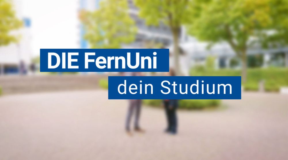 Titelbild des Videos mit einer verschwommenen Ansicht des FernUni-Campus in Hagen, davor in weißer Schrift in blauen Boxen: "DIE FernUni. Dein Studium."