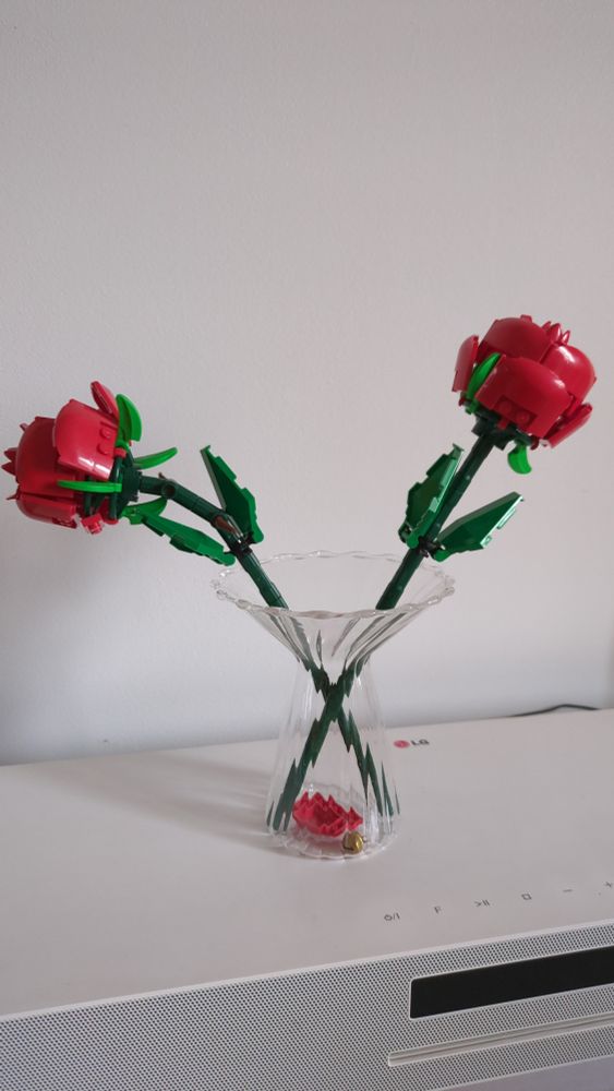 2 roses en lego dans un vase peu évasé