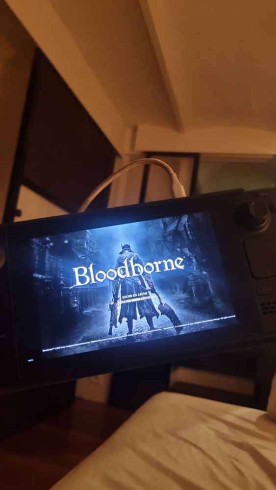 L'écran d'accueil du jeu vidéo bloodborne lancé sur un steamdeck via shadps4 streamé sur un pc via steamlink et probablement de la sorcellerie. 