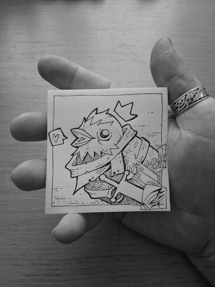 Dessin sur post-it d'un oiseau joyeux portant une couronne,  une écharpe et une épée.  Une bulle de dialogue contenant un cœur pointe vers son bec 