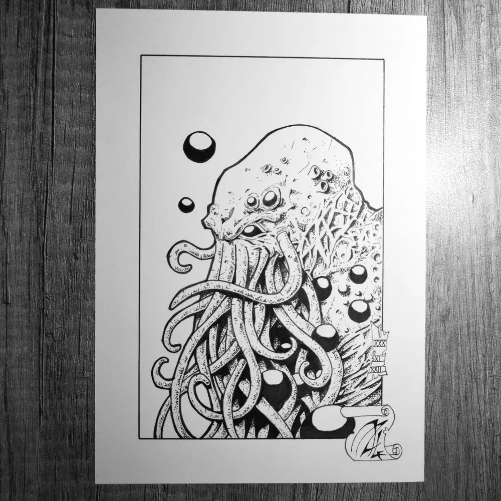 Dessin noir et blanc format A5 du profil de Cthulhu, les nombreux tentacules tombant de son visage laissant sortir des petits orbes noirs flottant dans l'air