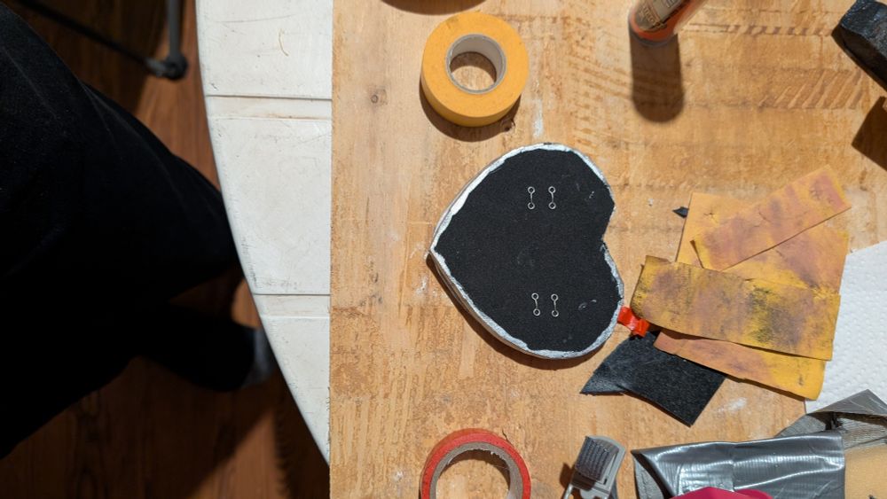 Behind the heart gem, you can see the hooks in position.