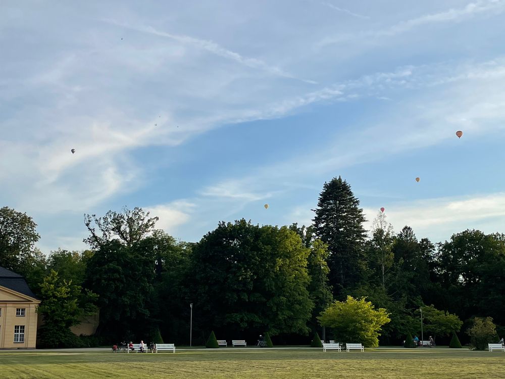 5 hot air balloon’s in the sky