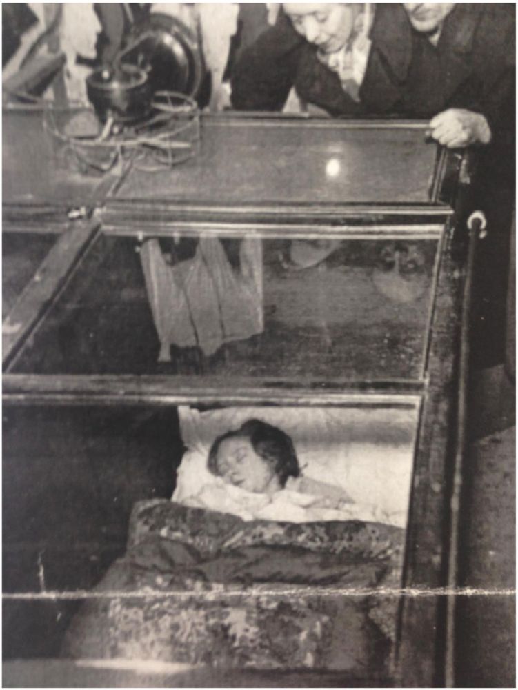 A newly wed woman in a glass 'coffin', starving for 30 days for £250 in the 1930s